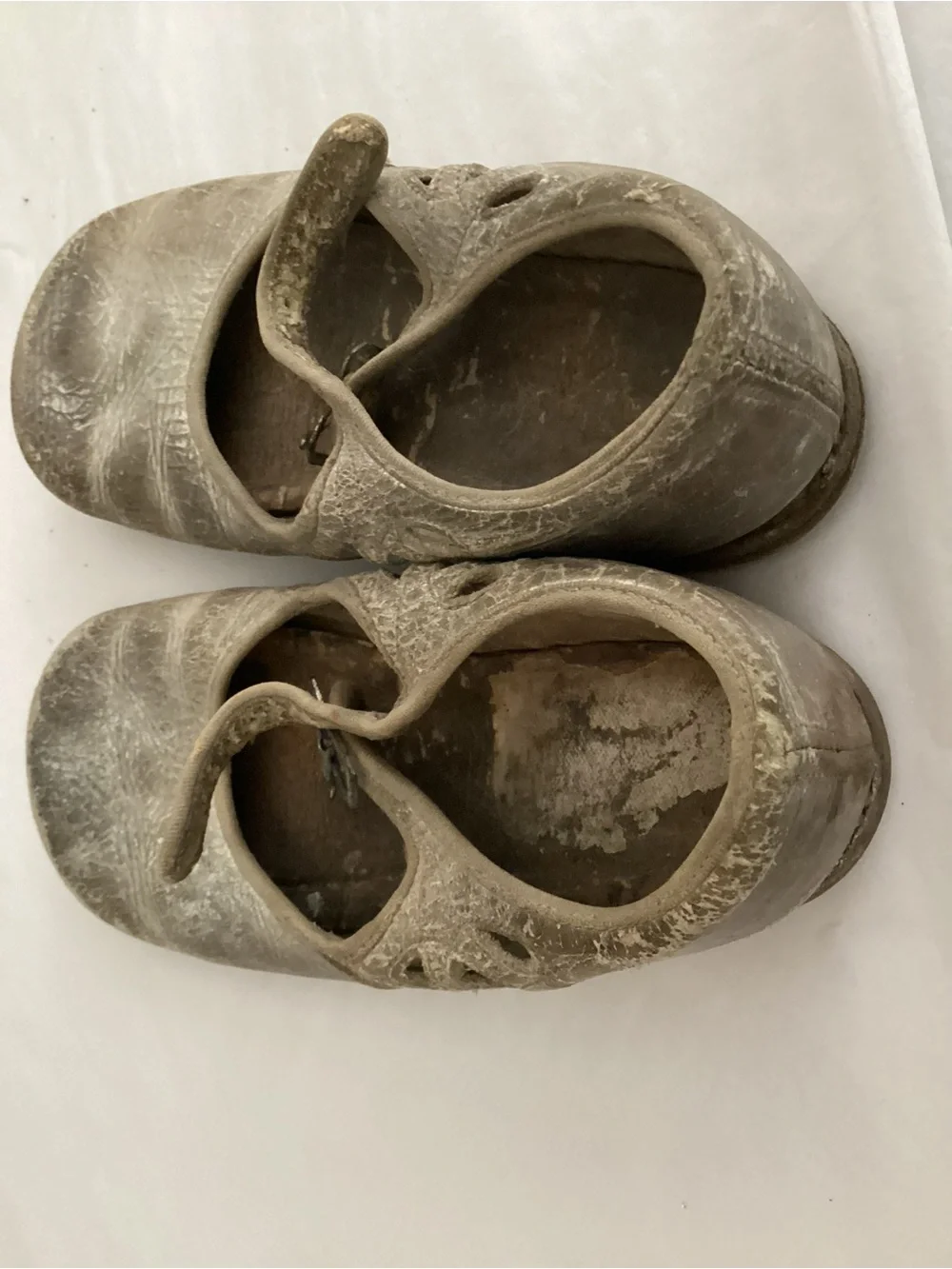 Antique early 1900s white leather Mary Jane style shoes, Toddler size?